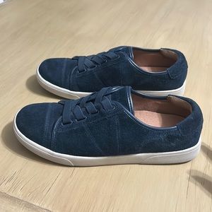 Vionic size 6 navy slip on shoes